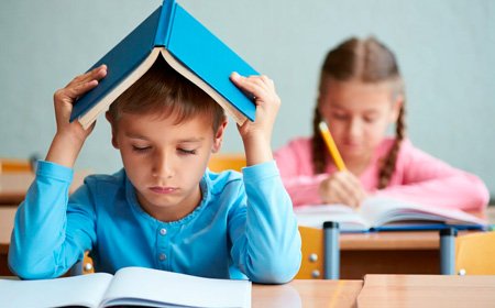 Мальчик положил книгу на голову